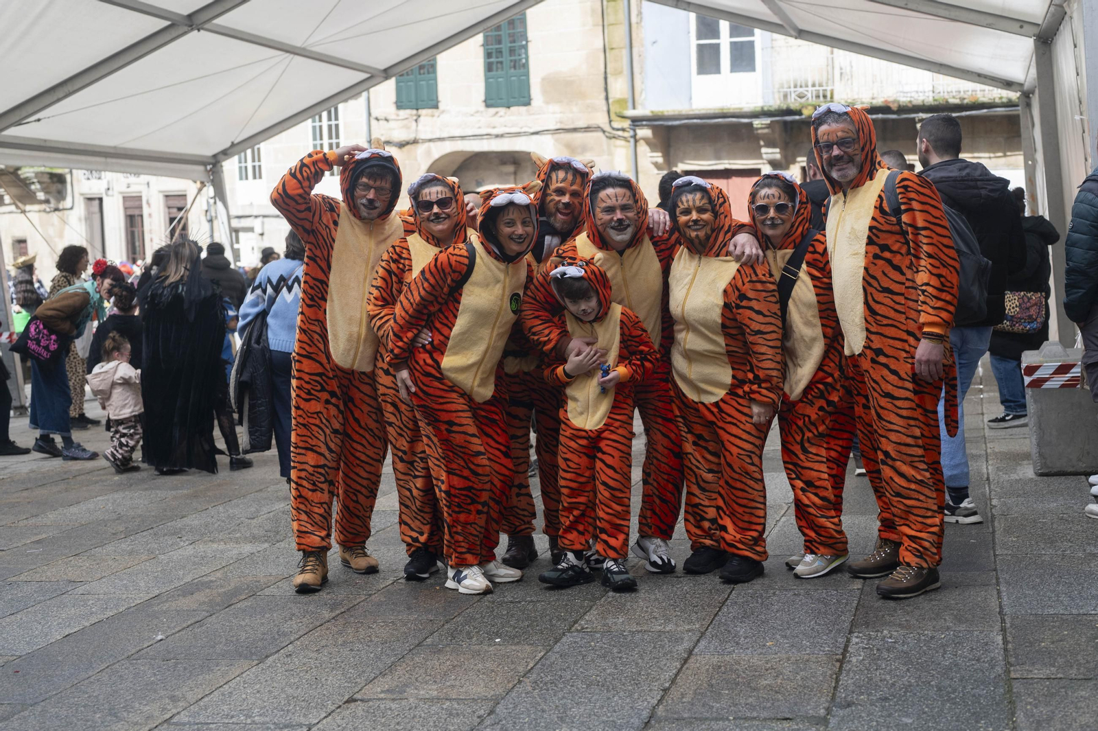 Galería | Allariz maridó charanga y vermú este domingo de entroido