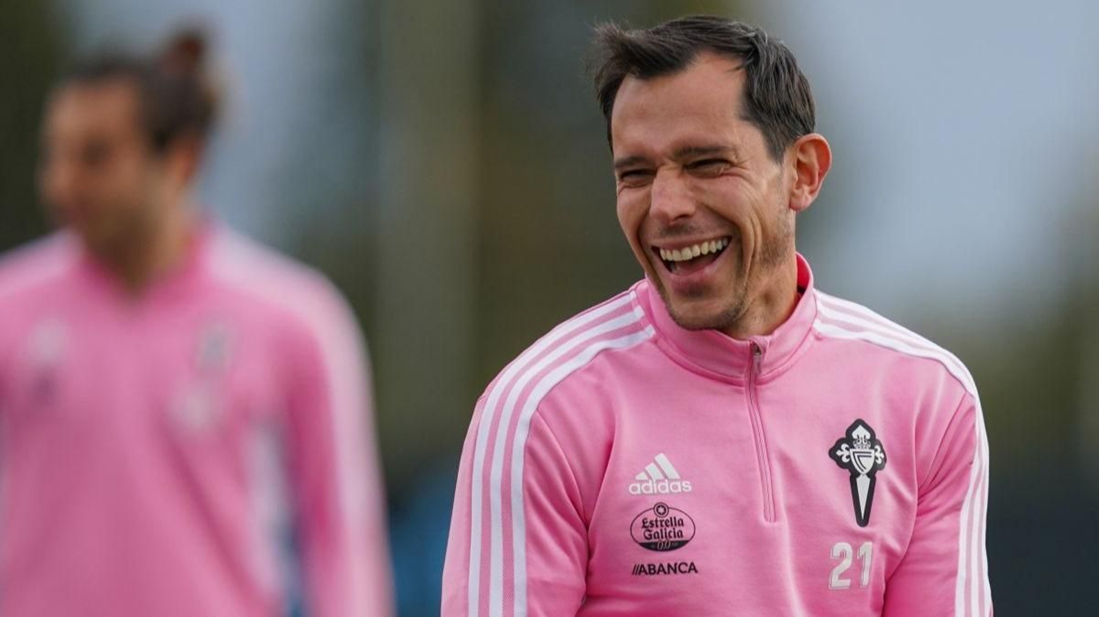 Augusto Solari ríe durante el entrenamiento de ayer en Mos. El argentino tiene mucho predicamento entre sus compañeros.