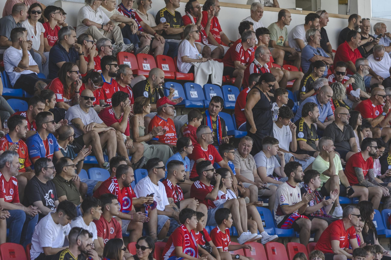 Galería |  O Couto vive una jornada de calor y una nueva derrota de la UD Ourense en Primera Federación