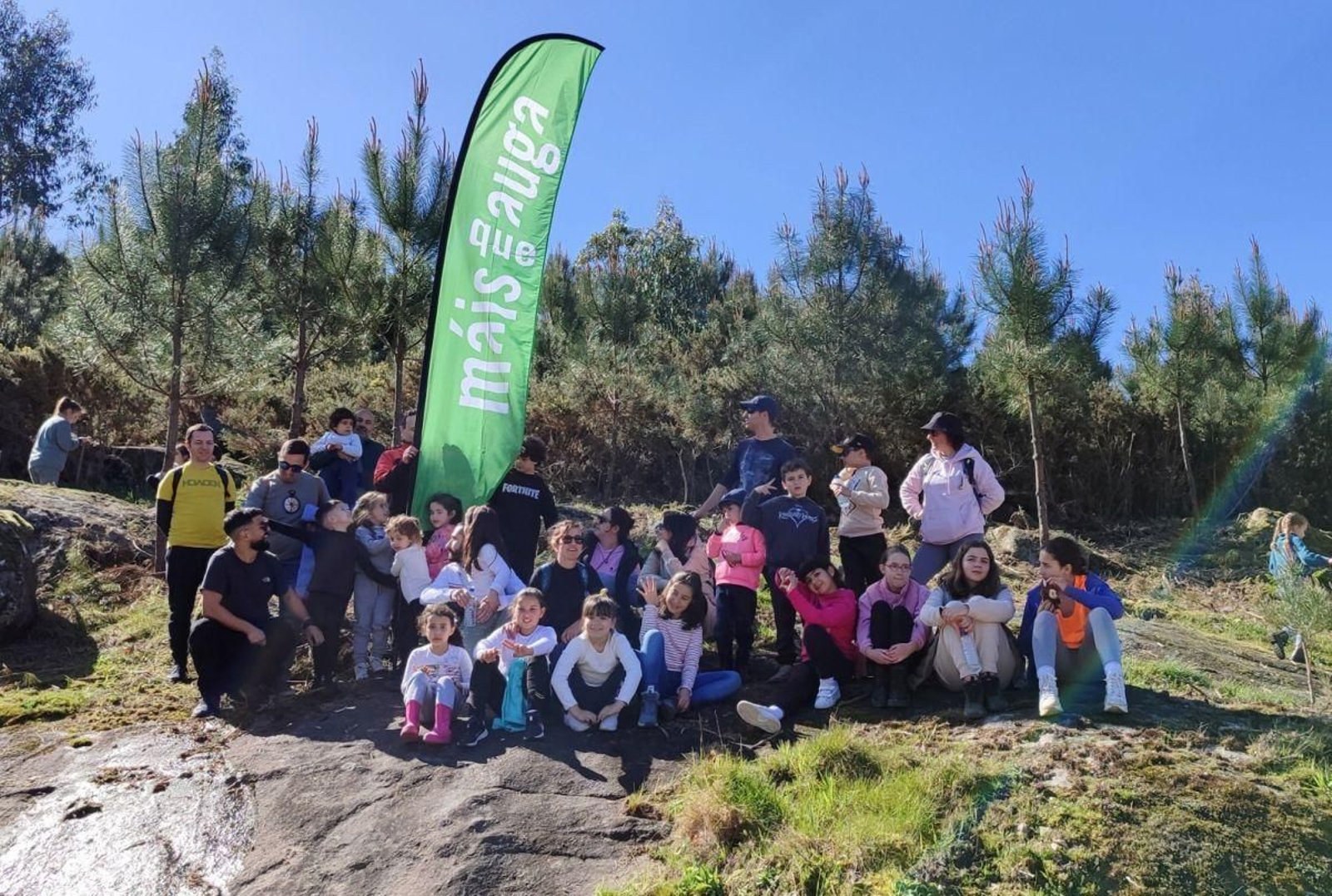 Alumnos de varios colegios vigueses, en la plantación de madroños ayer.