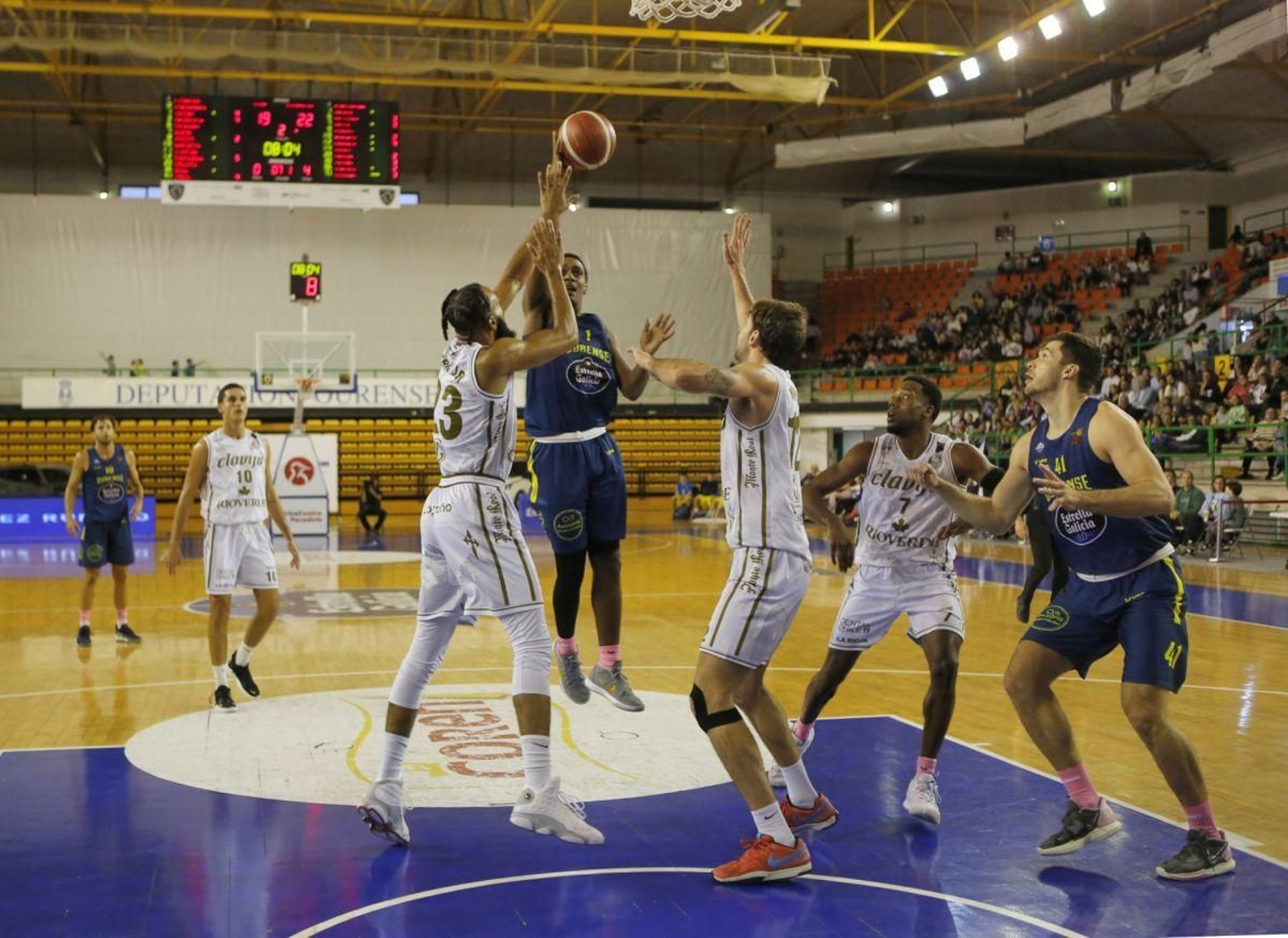 Justin Turner lanza a canasta en la acción en la que se produjo la lesión en el muslo izquierdo. MARCOS ATRIO