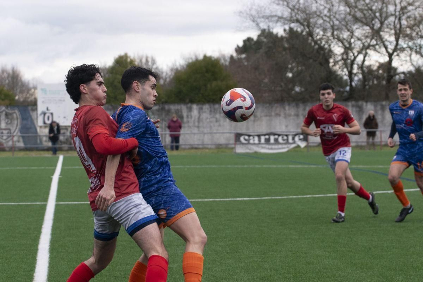 Oliver, del Maside, sujetado por Adrián, el Peroxa.