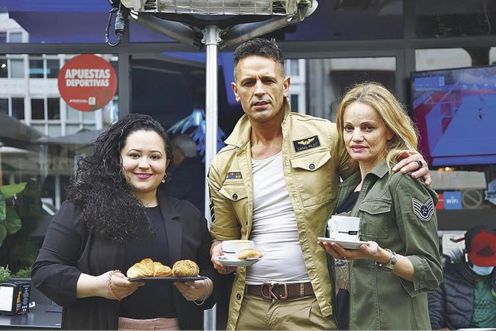 Responsables del Café Coruña, ante la entrada. (Miguel Ángel)