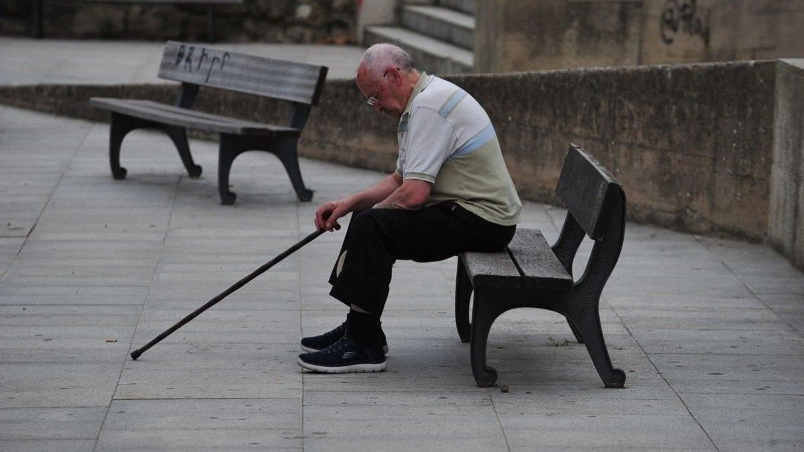 Una persona descansa en un banco de la ciudad de Ourense.