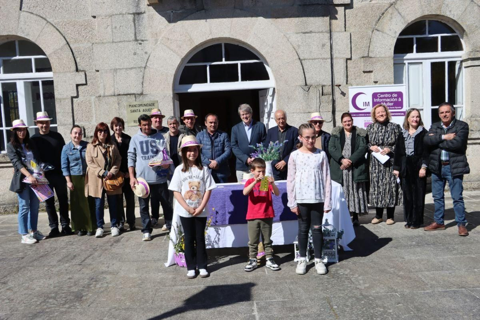 Acto de entrega de premios ós tres alumnos recoñecidos.