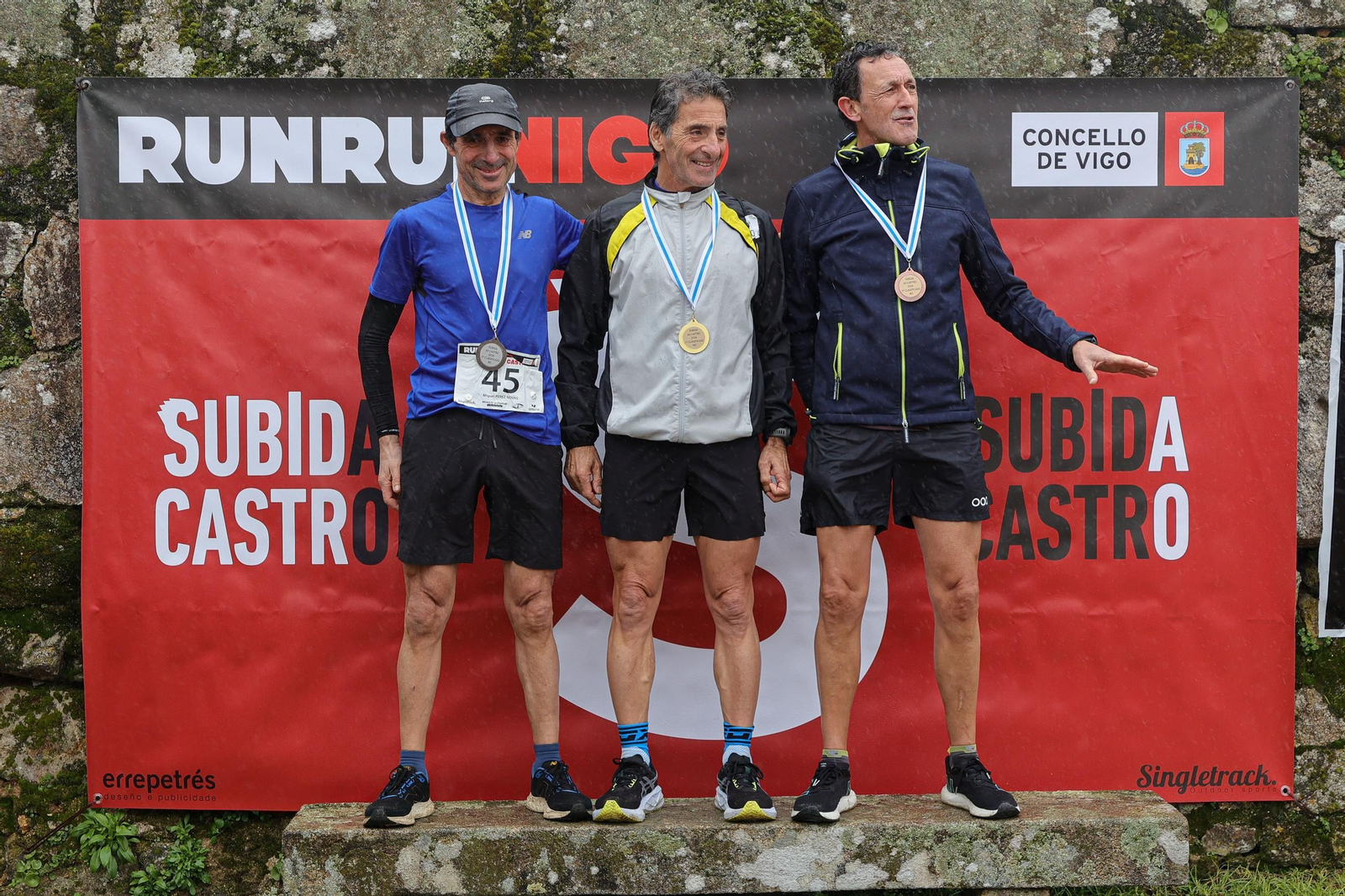 Galería | Cientos de atletas aguantan la lluvia en la Subida ao Castro