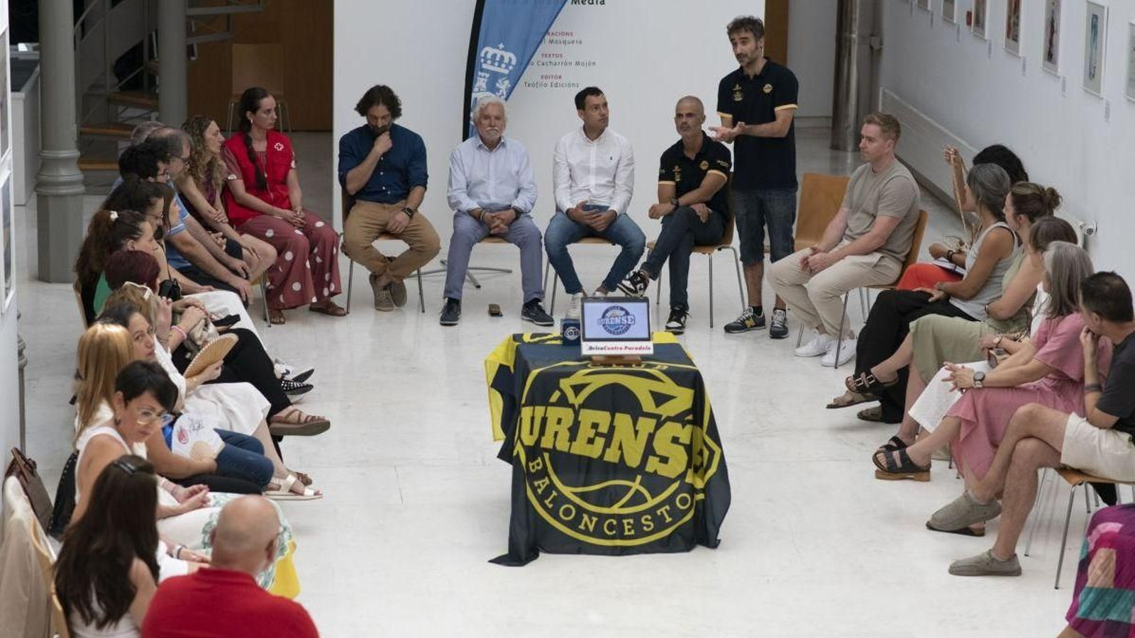 Millán Brea, coordinador del Área Social, se dirige a los asistentes.