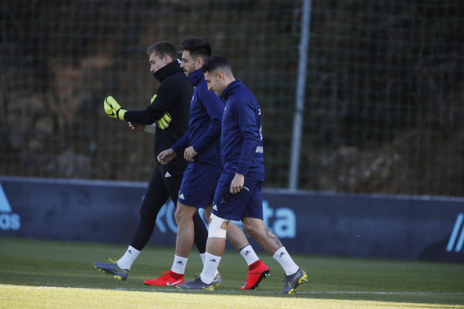 Hugo Mallo, con su rodilla vendada, camina ayer junto a David Costas y Rubén Blanco.