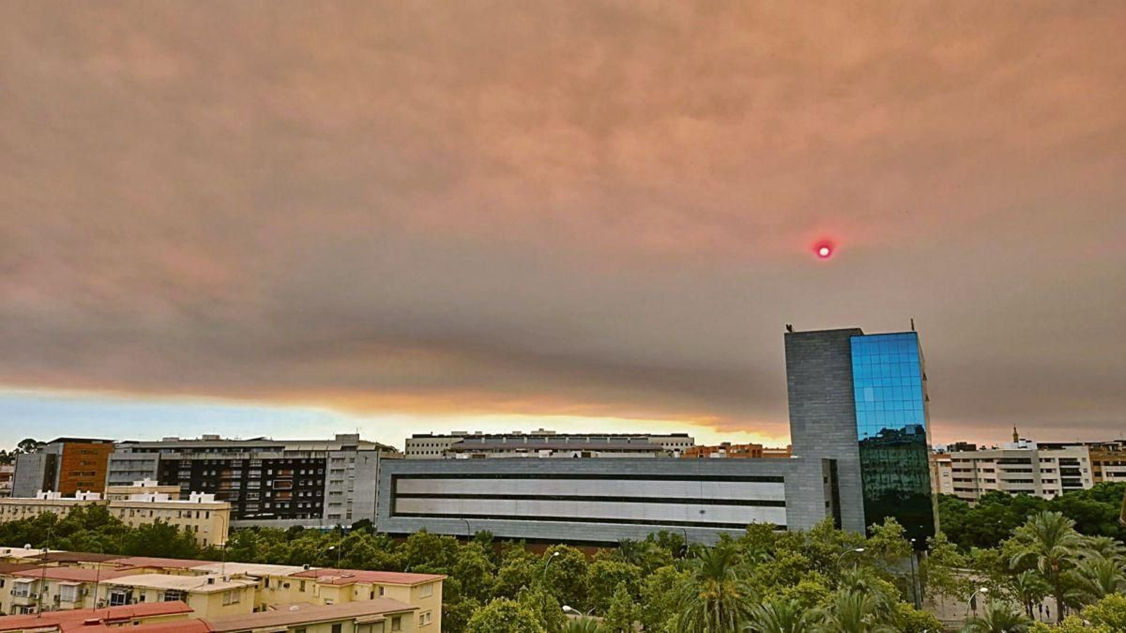 Panorámica de la nube de humo del incendio forestal de Niebla sobre Sevilla.
