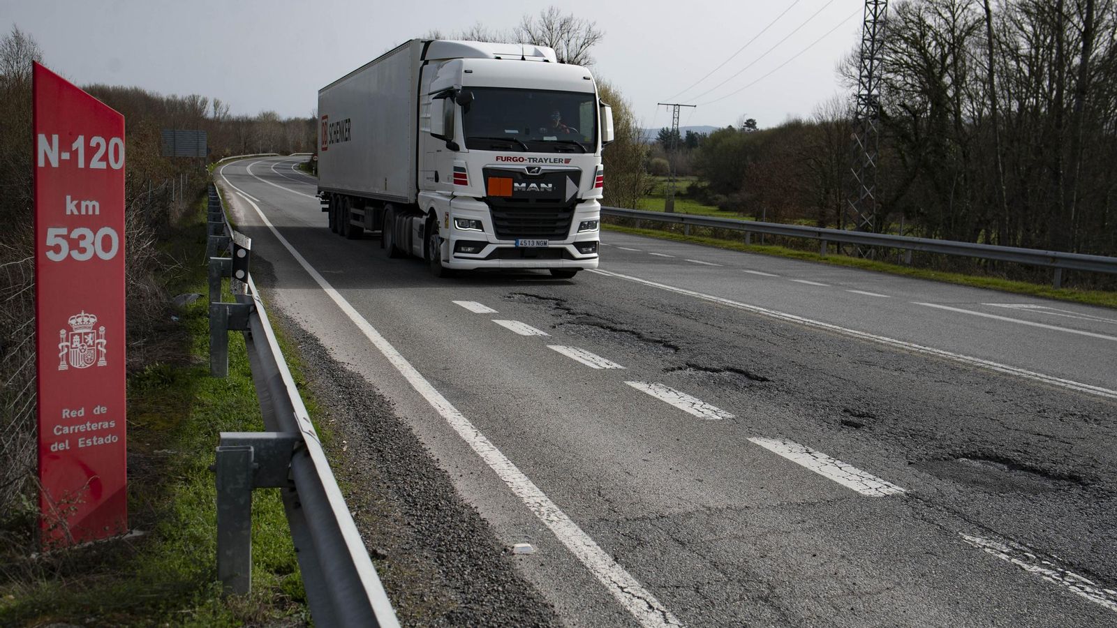 Un camión atraviesa un tramo de baches.