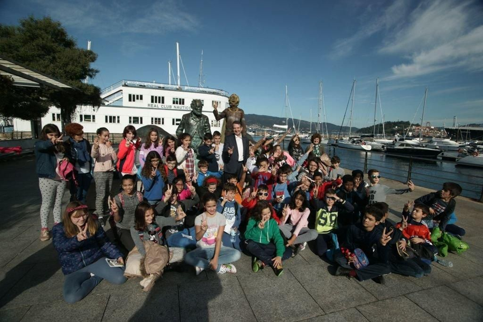 El alcalde mantuvo ayer un encuentro con alumnos del CEIP Illas Cíes, los primeros en participar en los talleres “O Nautilus e o tesouro de Vigo”¨.