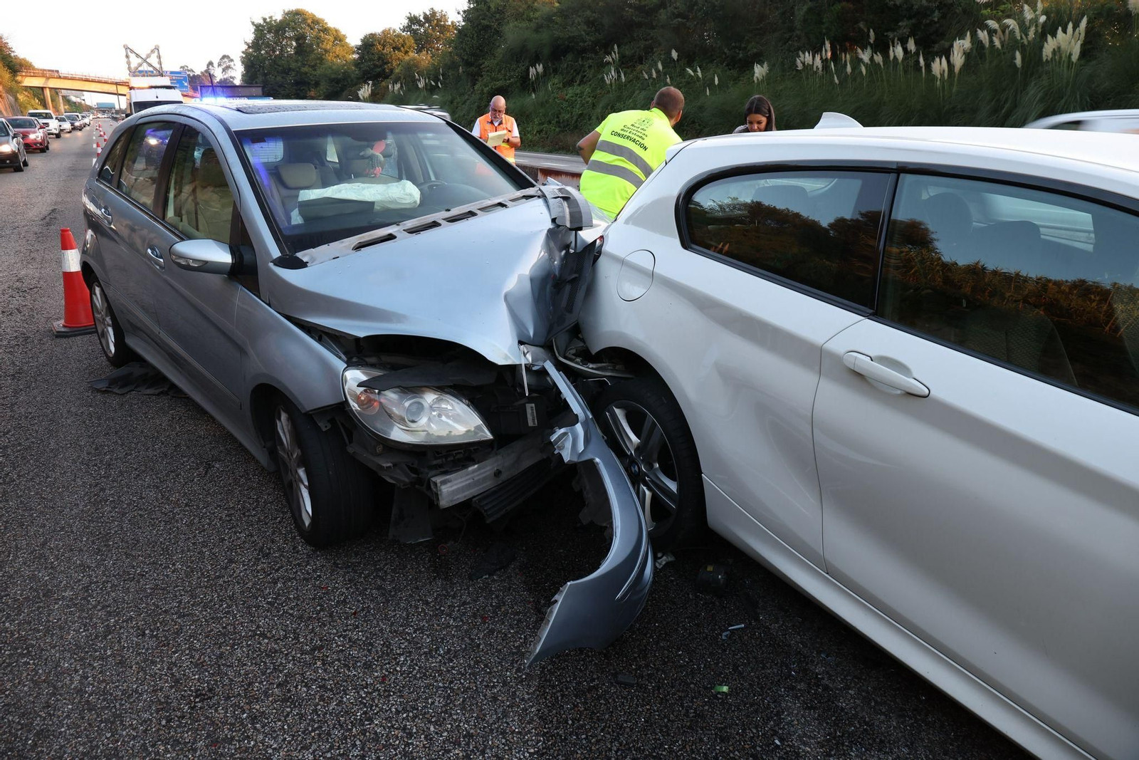 Dos de los vehículos empotrados en la A-55, este martes. // Alberte