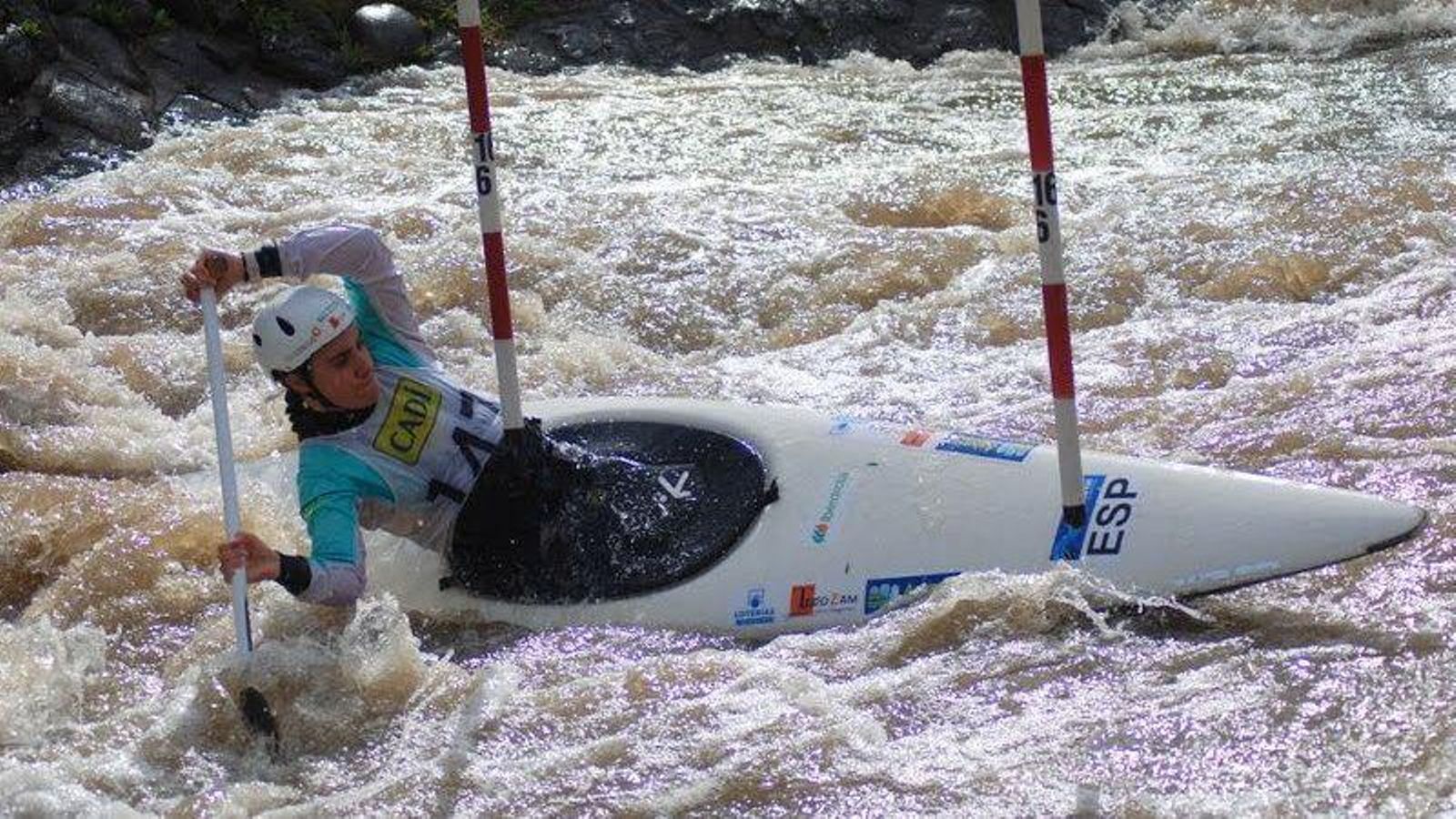 Ainhoa esquiva una puerta durante una bajada.