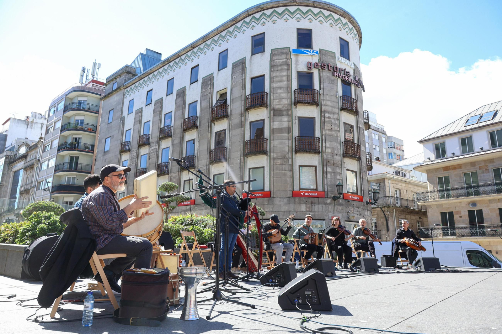 Galería | Begoña Caamaño es homenajeada en la Porta do Sol por las Letras Galegas