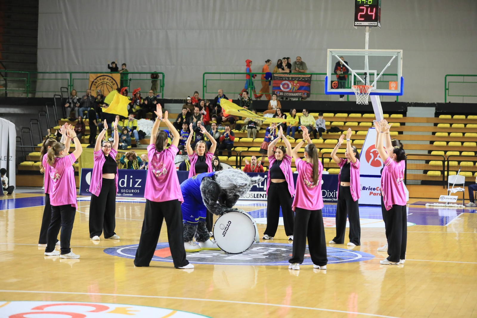 Galería | El Pazo disfruta de un sábado de baloncesto y Entroido