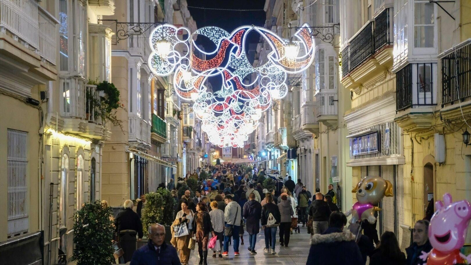 Una calle del casco histórico de Cádiz iluminada por Navidad. // Ayuntamiento de Cádiz