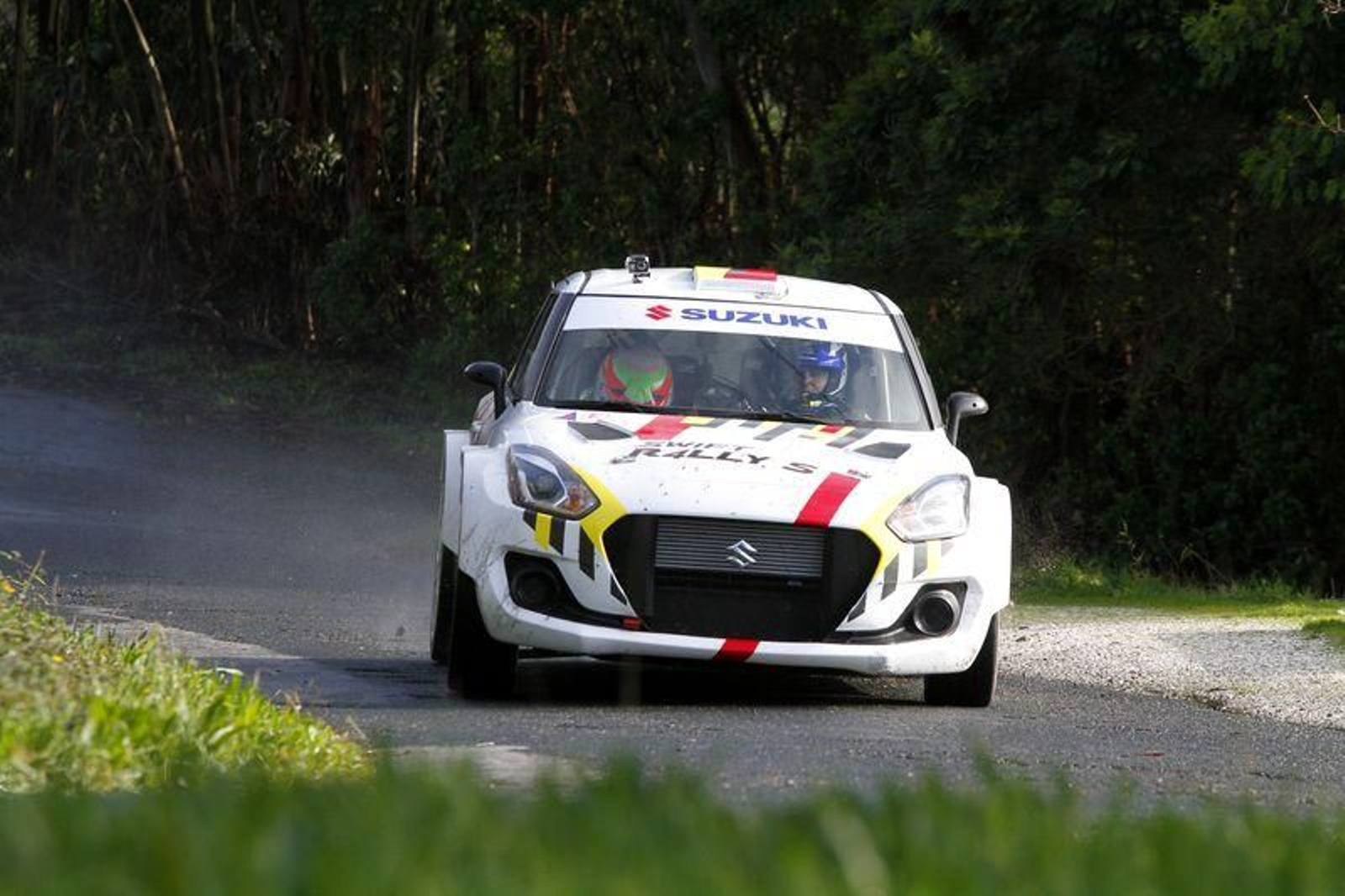 Javier Pardo y Adrián Pérez, durante la realización del primer test sobre asfalto con el Swift R4. (FOTO: AC)