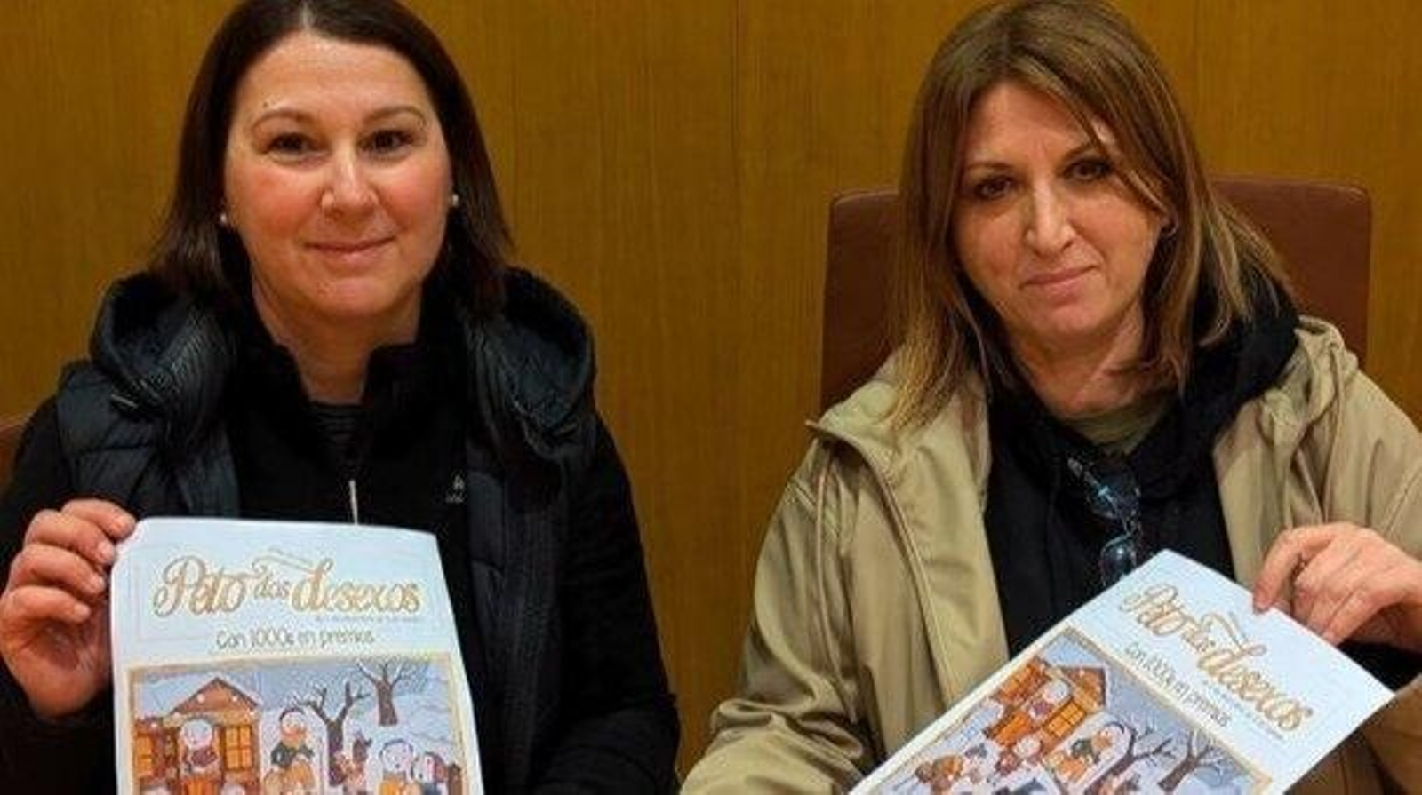 A concelleira María López e a alcaldesa, Cristina Cid, cos cartaces.