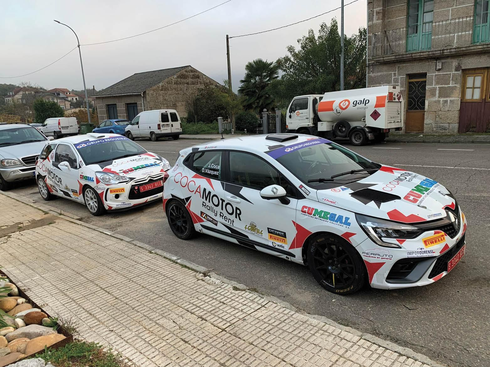 Dos de los vehículos del equipo Coca Motor que competirán.