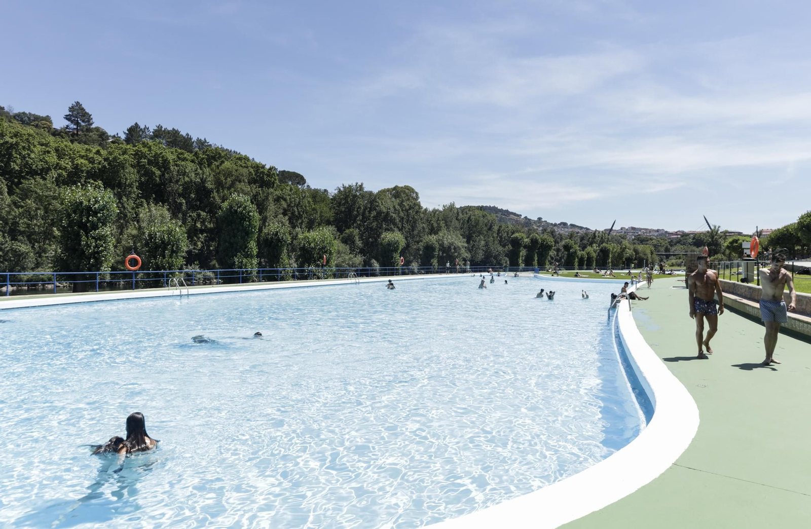 Galería | Primera jornada de las piscinas de Oira abiertas en el día más caluroso del 2026 en Ourense