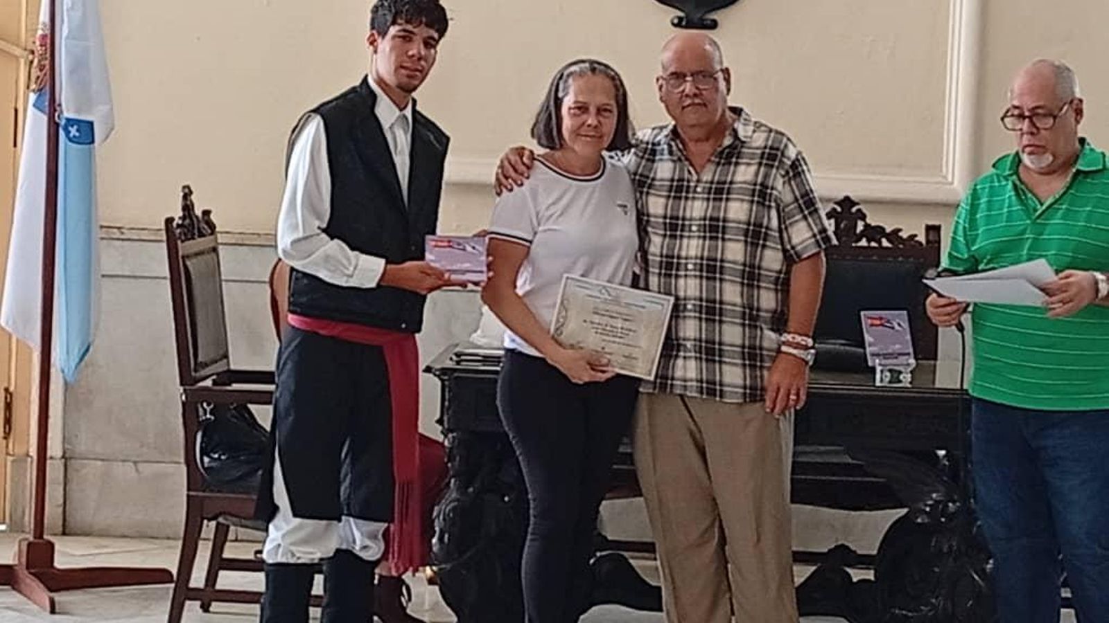 Otro de los premiados reibiendo los reconocimientos