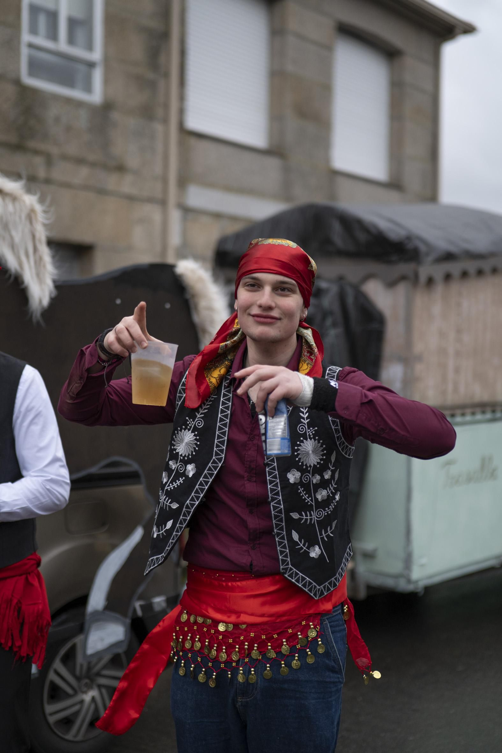 Galería | El Entroido itinerante de Parada de Amoeiro lleva la diversión por bandera