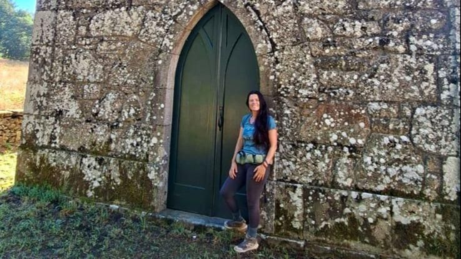 Helena dos Verdes, a las puertas de la capilla de A Peregrina, en la carballeira de Seilán.