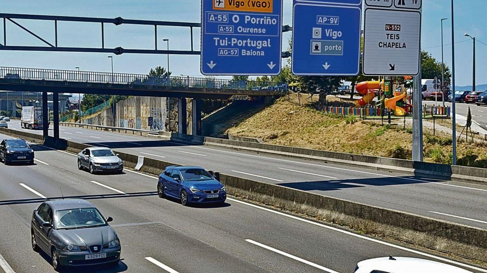 Vehículos ayer circulando por la AP-9 en dirección al Puente de Rande.