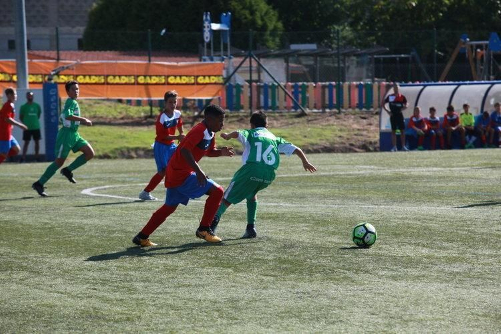 Un jugador del combinado de O Barco de Valdeorras hace un recorte a un rival de O Carballiño, en el partido disputado en A Uceira.