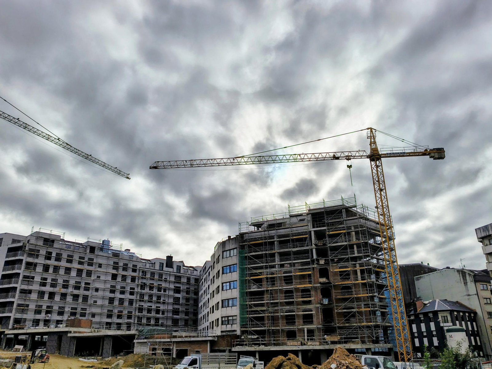 Un edificio en construcción próximo al barrio de A Parda, en Pontevedra.