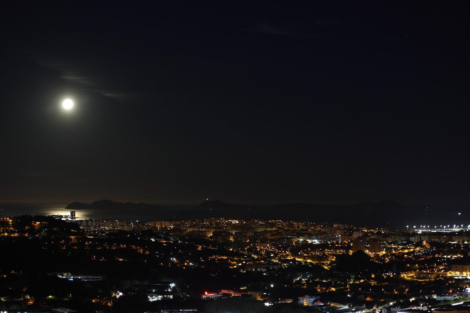 Galería | La luna rosa ilumina Vigo en la noche del despegue de Artemis II