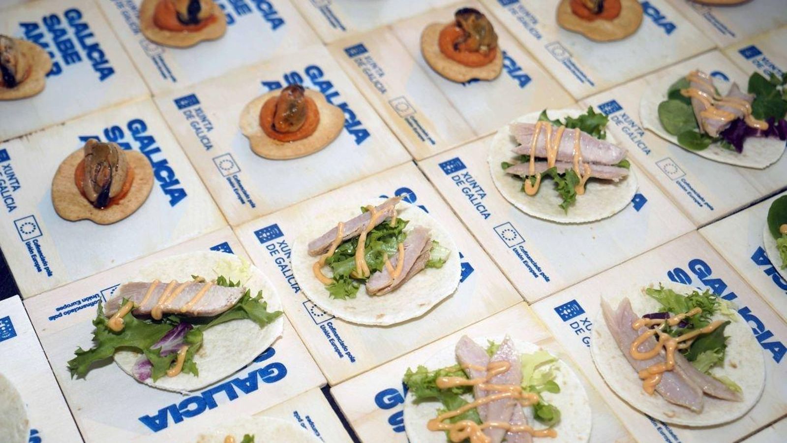 Varias de las raciones que se podían degustar ayer en el “foodtruck” instalado en la Alameda de Ramallosa (Nigrán).