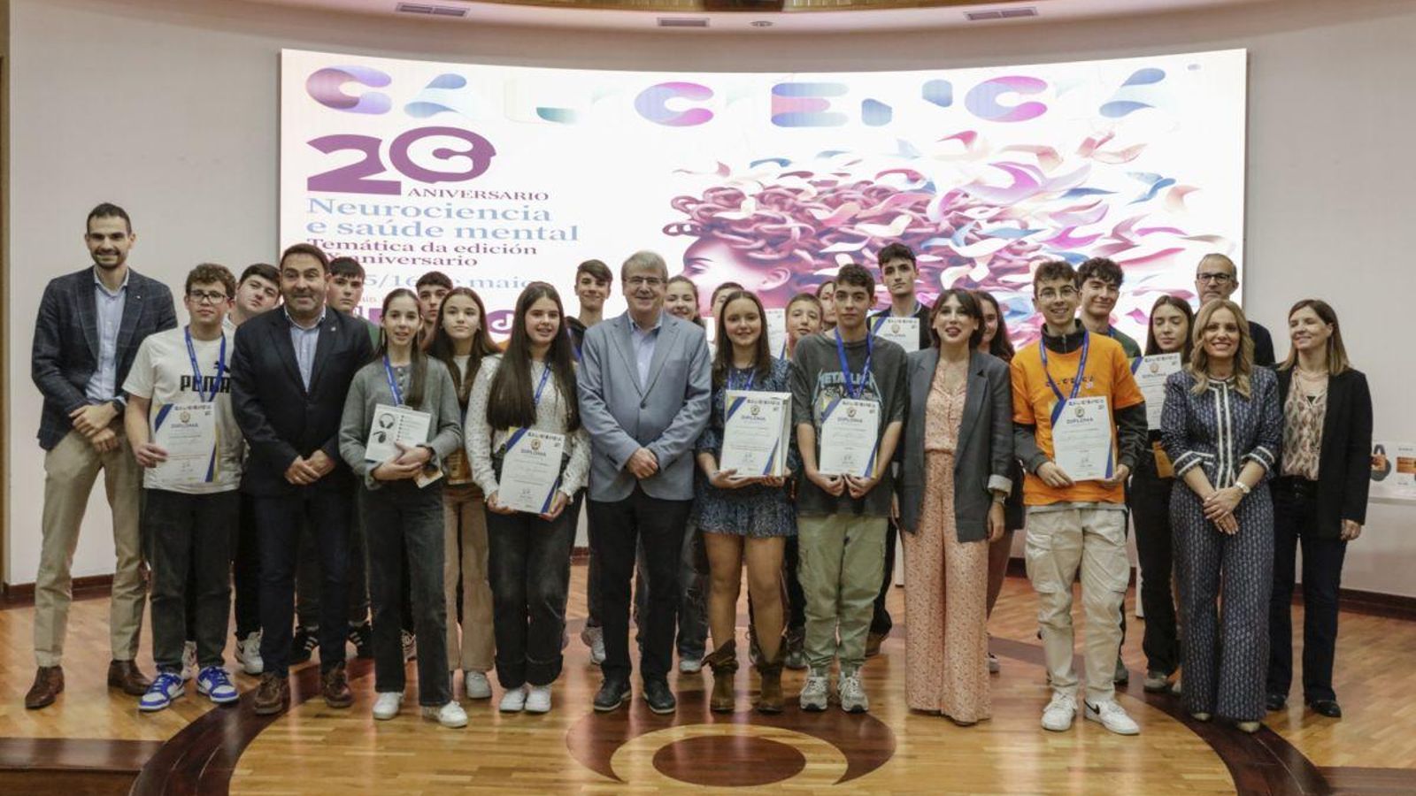 Galardoados e autoridades durante a entrega de premios.