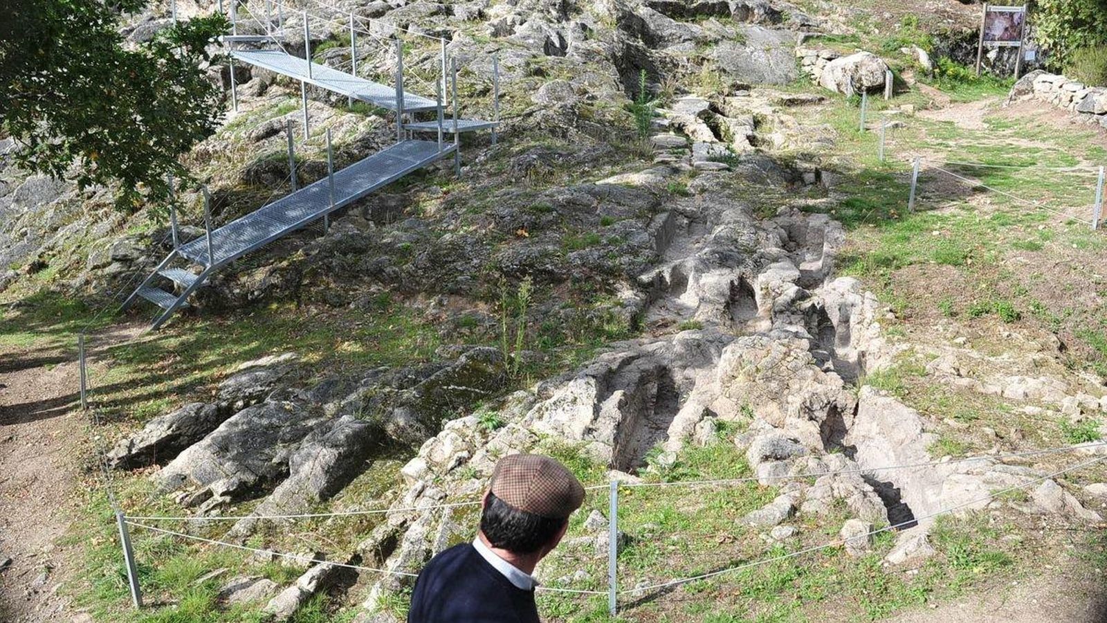 SAN LORENZO DE BARXACOVA (PARADA DE SIL) 28/10/2019.- Escenarios para morirse en la Ribeira Sacra. Tumbas antropomórficas de Vítor de BArxacova. José Paz