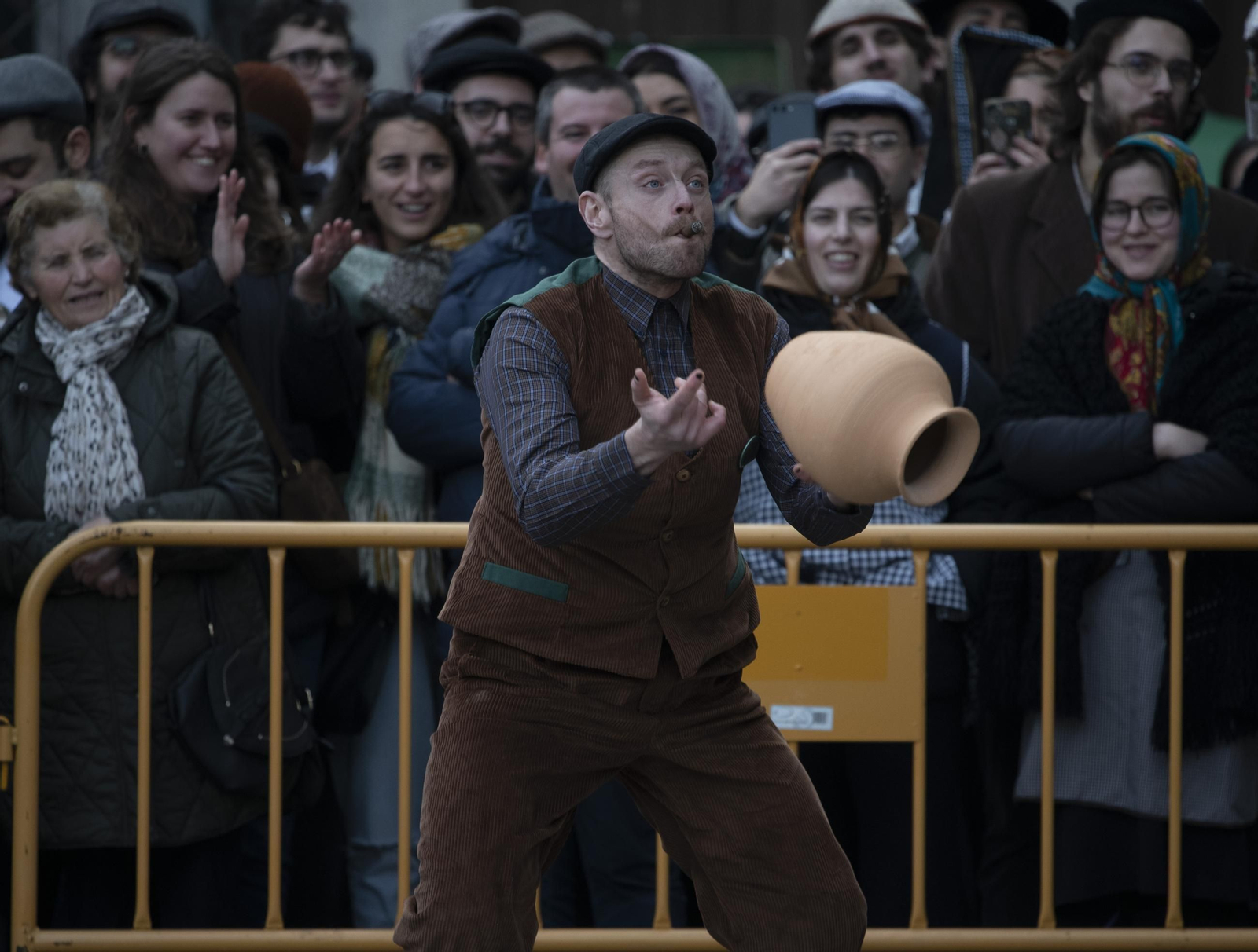 Galería |  Xinzo celebra su Domingo Oleiro con las olas volando en la Plaza Mayor