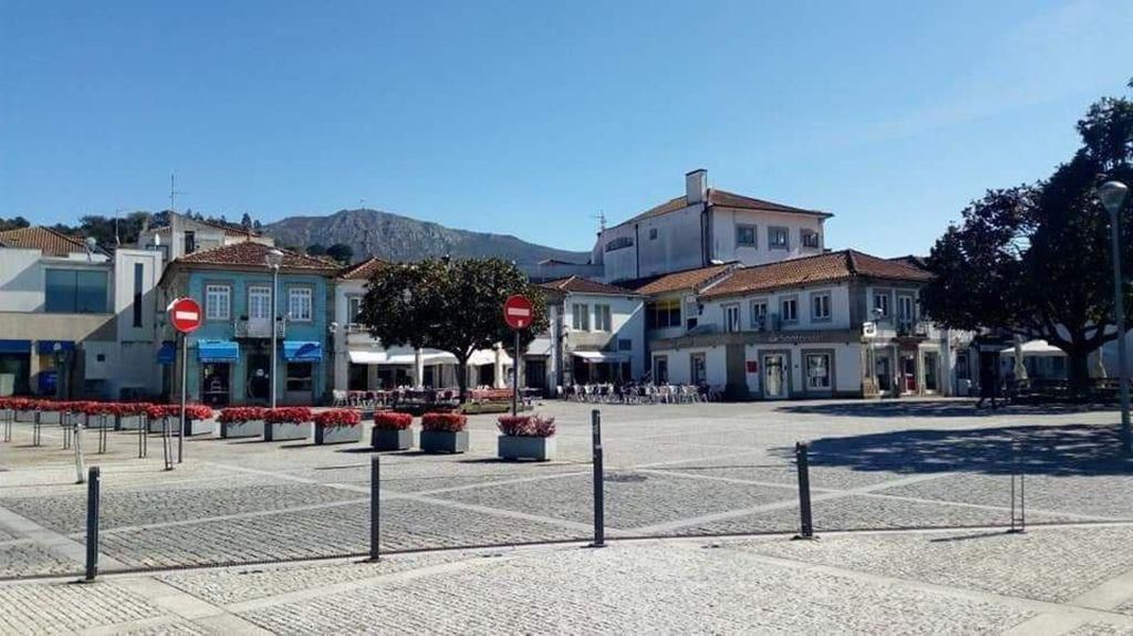 El centro de Vila Nova de Cerveira se quedó desierto sin las habituales terrazas que animan la zona.
