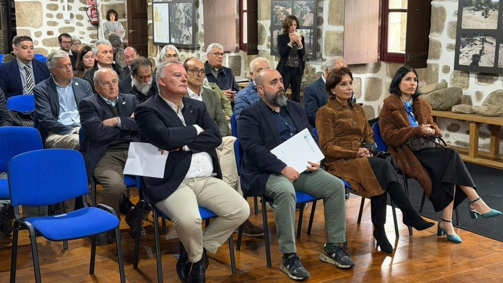 Miramontes (centro), ayer en O Saviñao.