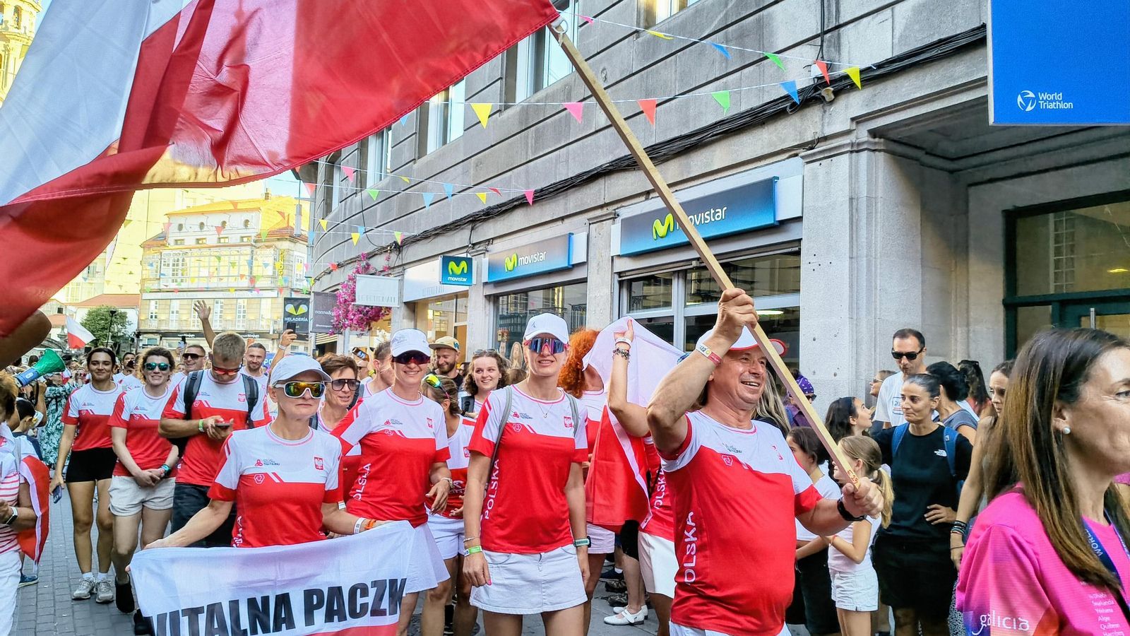 La delegación polaca a su paso por la rúa Michelena.