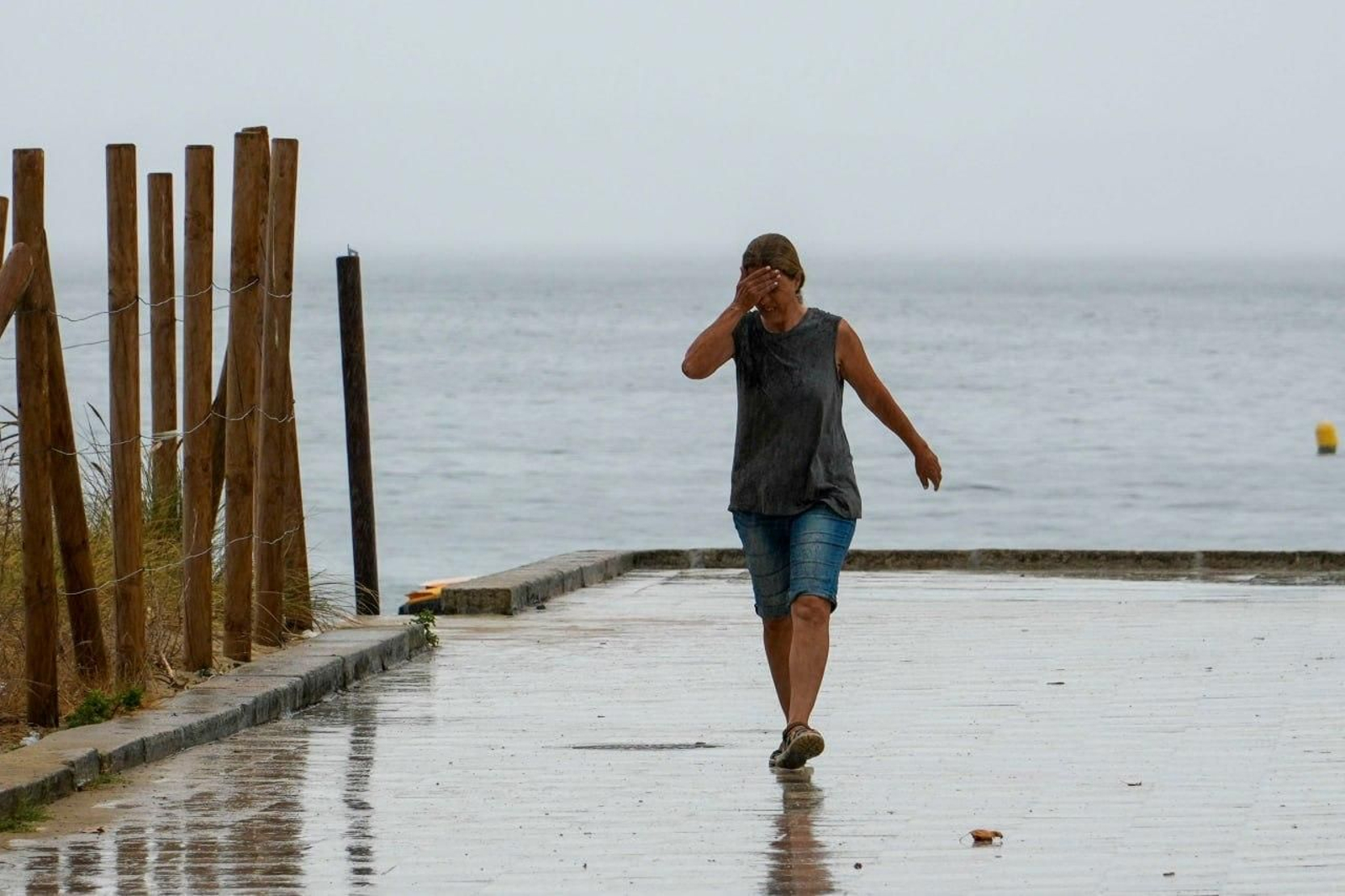Galería | La lluvia sorprende a Vigo tras meses de tiempo seco