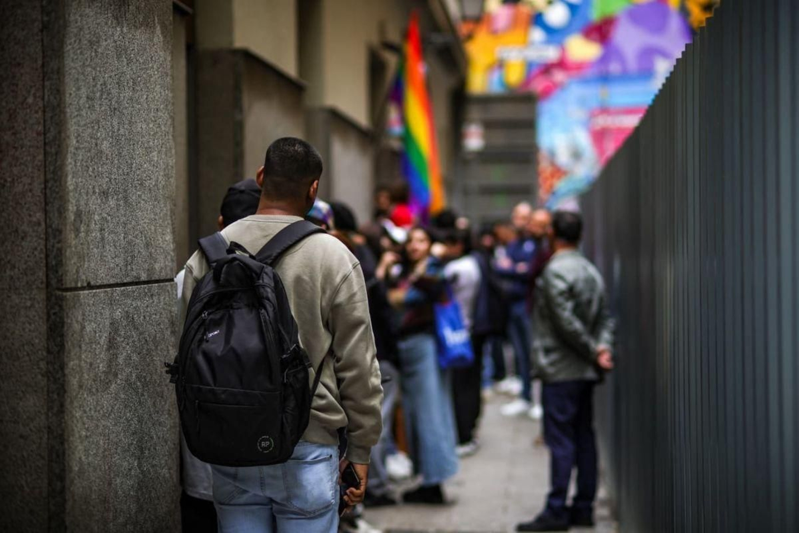 Un grupo de migrantes tramitan en Madrid la regularización extraordinaria.