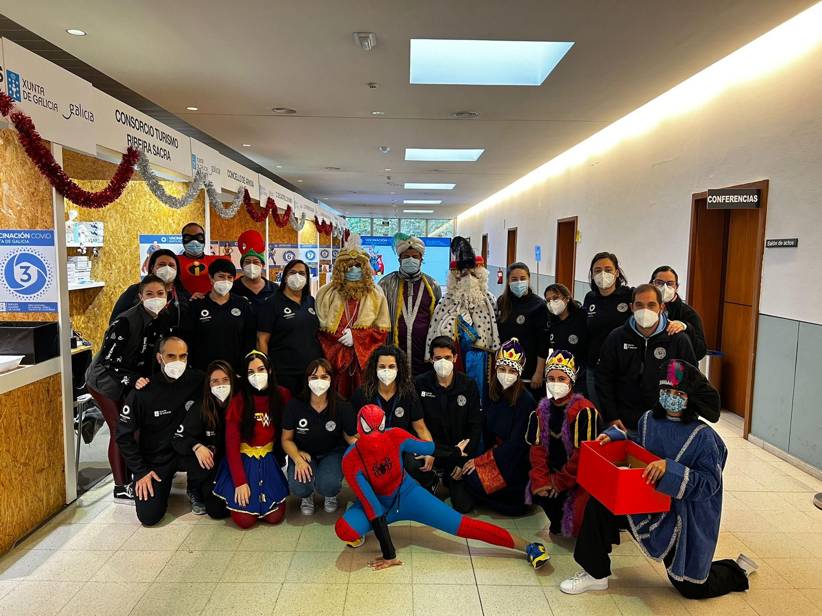 OURENSE. Los Reyes sorprendieron a los más pequeños que se iban a vacunar en Expourense.