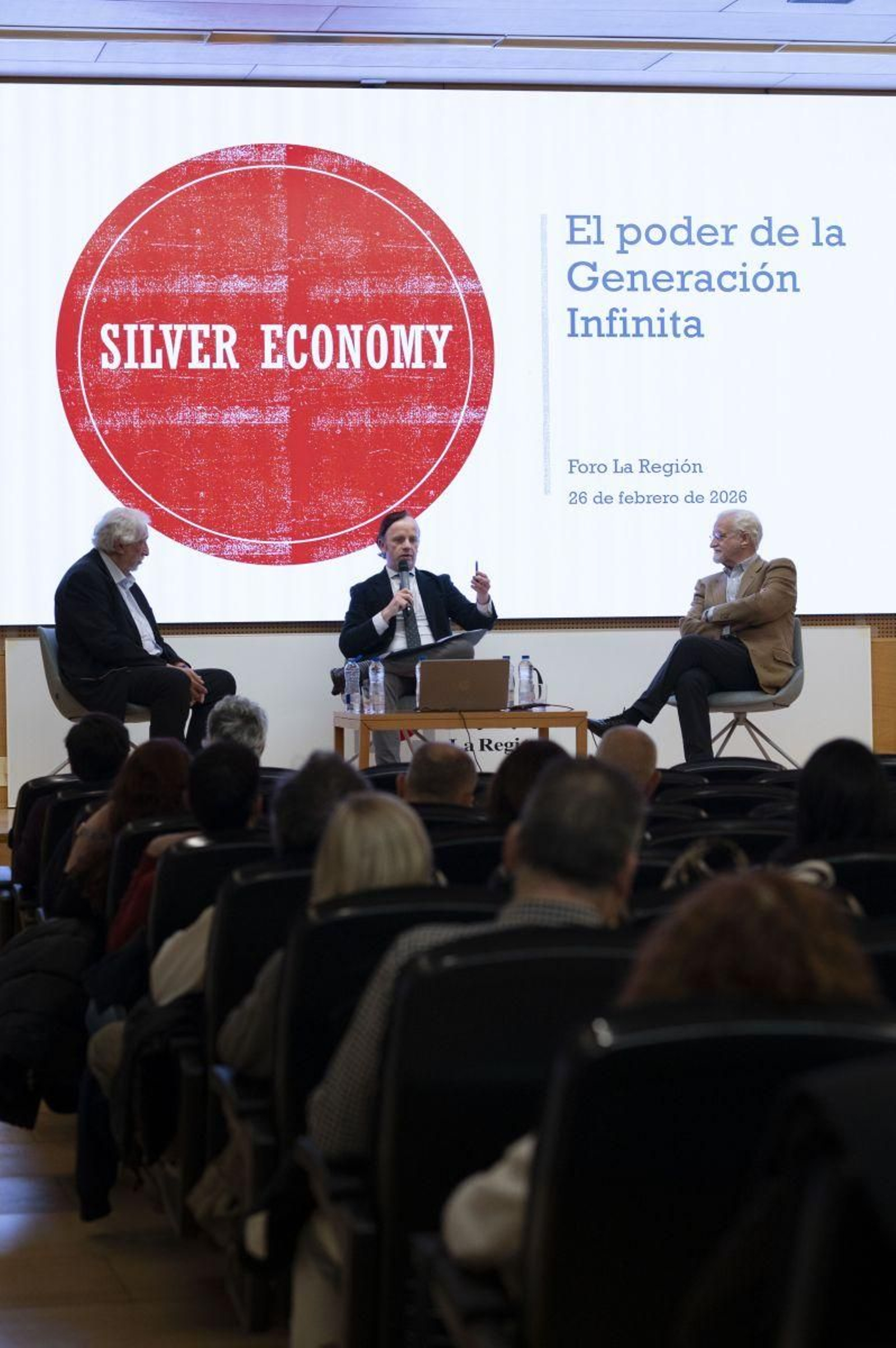 Antón Acevedo, con el micrófono, actuó de moderador.