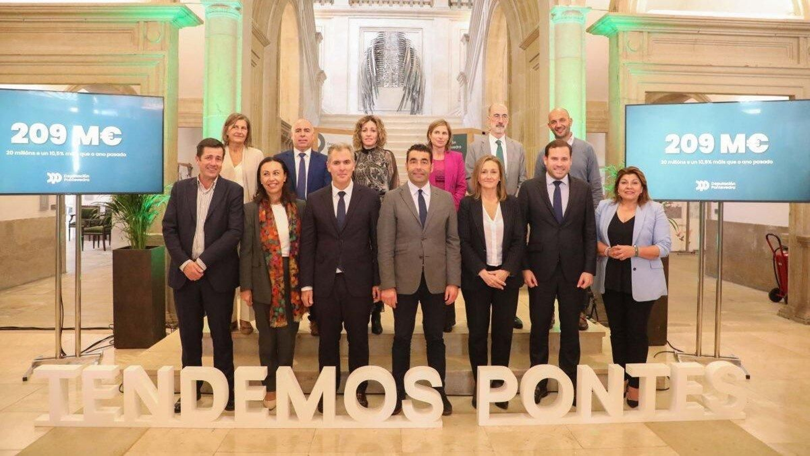 El presidente de la Diputación, Luis López, en el centro, con todo su equipo.