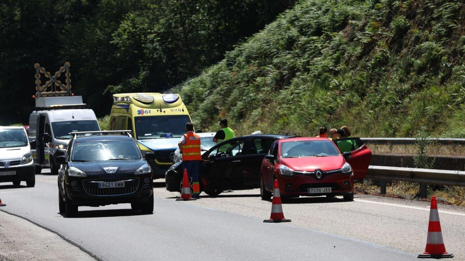 Accidente en la VG-20 provoca retenciones a la entrada del centro de Vigo. (Foto: Alberte)