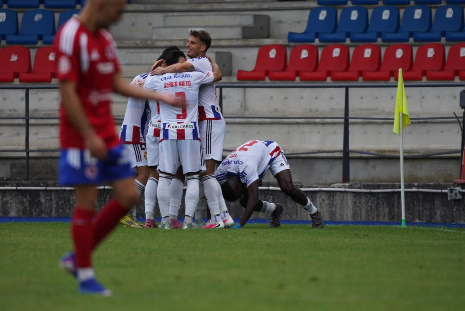 Los jugadores de la SD Ponferradina celebran el gol de Faye para derrotar a la UD Ourense.