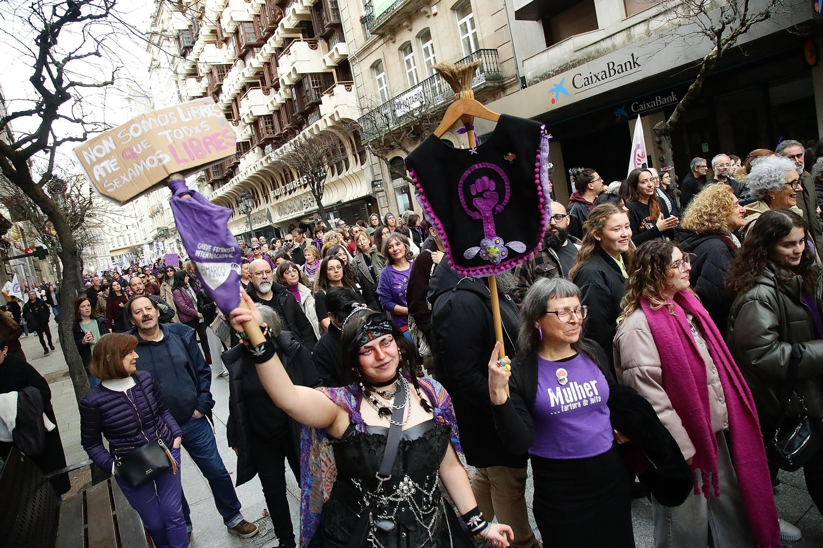 Galería |  Las mujeres salen a las calles de Ourense: feminismo y revolución