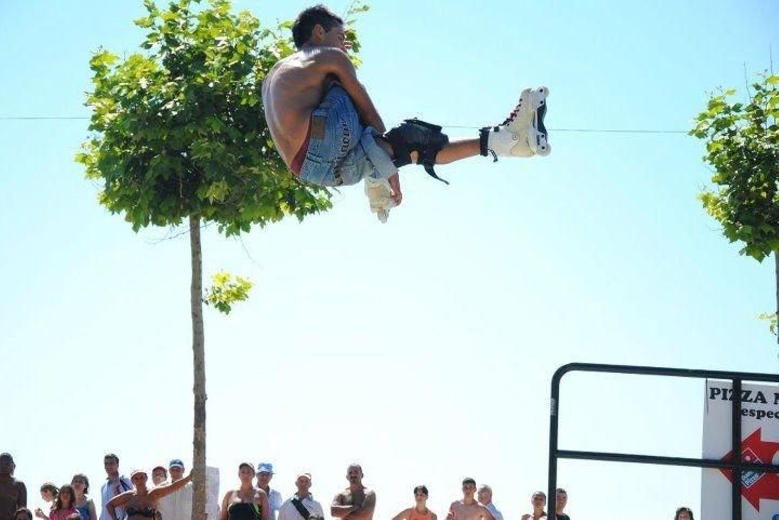 Imagen de Javi Robles realizando una acrobacia en Samil.