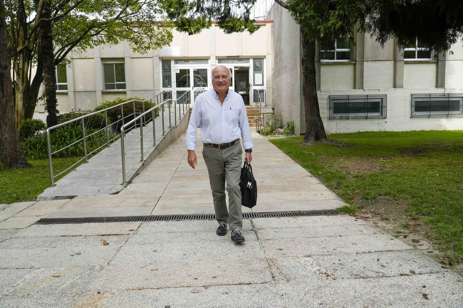 Ángel Suárez sale, por última vez, del IES Politécnico dejando 47 años de docencia atrás.