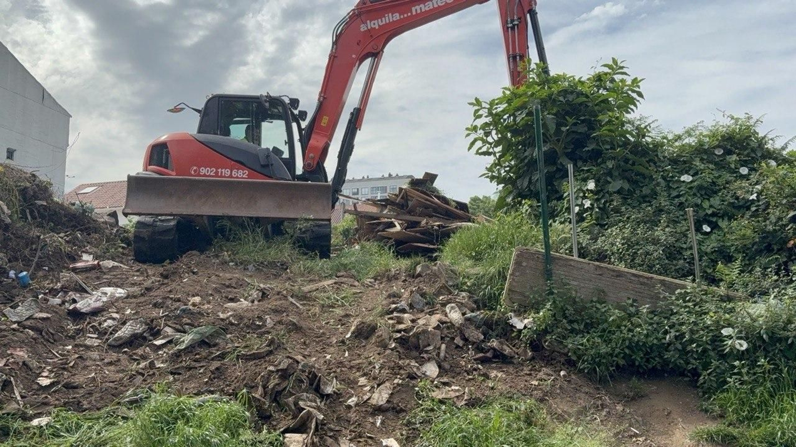 Una excavadora derriba las chabolas.