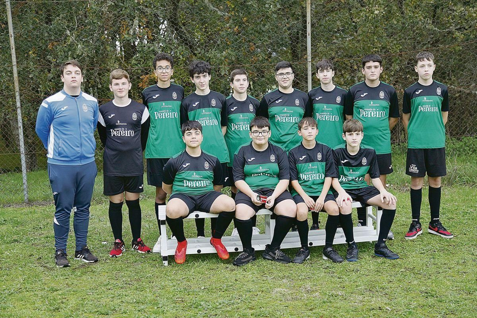 Los futbolistas y el entrenador del CD Pereiro de categoría cadete.